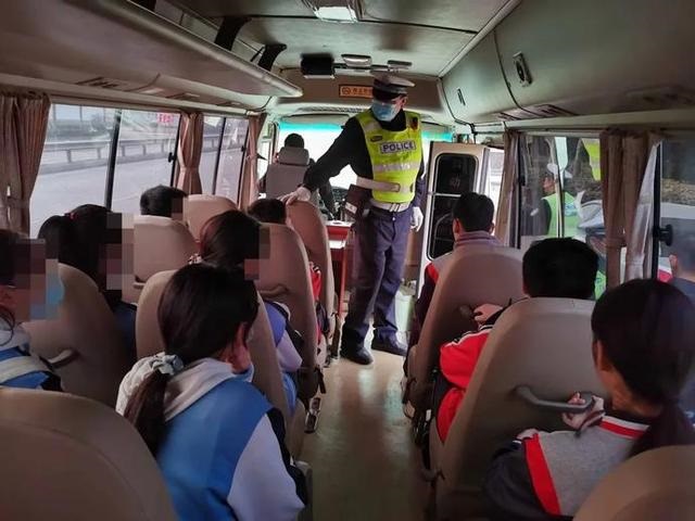 面包車變身“校車”？交警及時叫停！