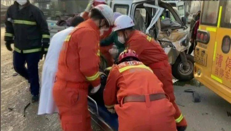 河北唐山:一不小心,“三輪” 與校車“親密接觸”了!萬(wàn)幸的是…… 河北唐山:一不小心,“三輪” 與校車“親密接觸”了!萬(wàn)幸的是……