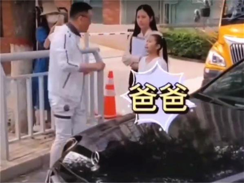 奔馳車主別停校車，與司機(jī)唇槍舌戰(zhàn)，小女孩上前將其“制服”！