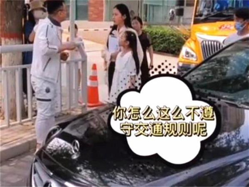 奔馳車主別停校車，與司機(jī)唇槍舌戰(zhàn)，小女孩上前將其“制服”！