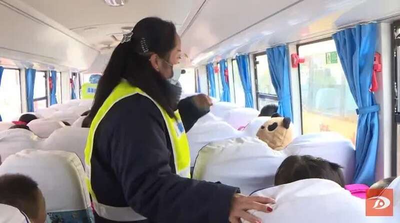 甘肅敦煌農村學生坐上標準校車去上學