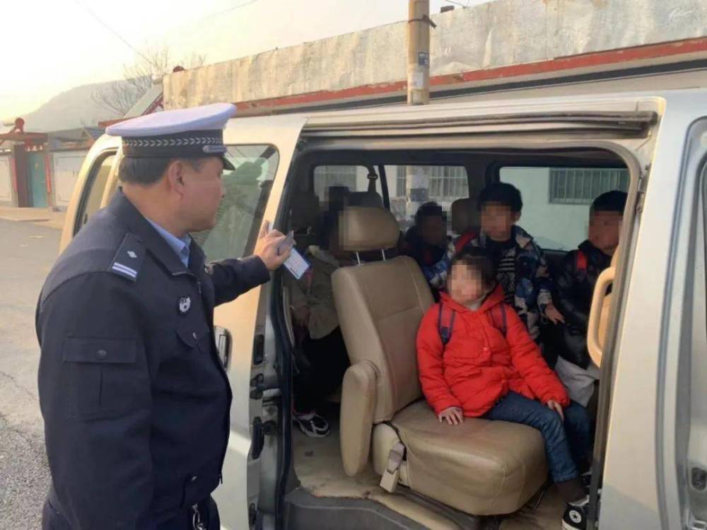 “校車”接送上下學孩子，被罰款10200元，家長：沒有更好的校車