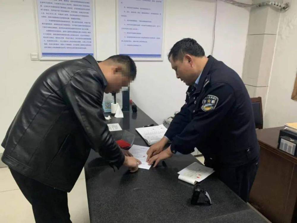 “校車”接送上下學孩子，被罰款10200元，家長：沒有更好的校車