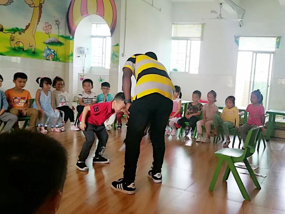 “校車”接送上下學孩子，被罰款10200元，家長：沒有更好的校車