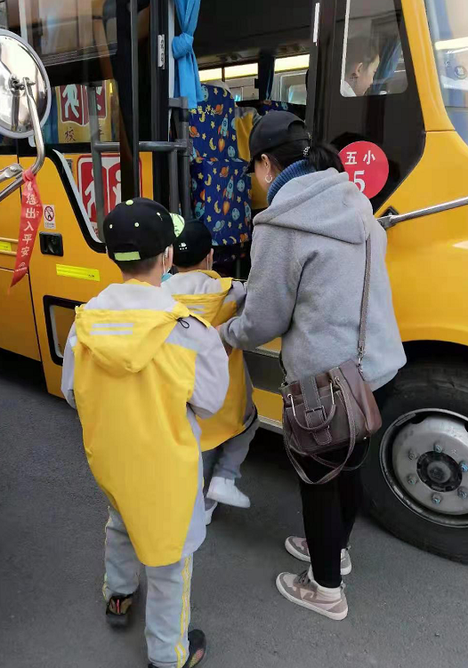 內蒙古錫林浩特：12條定制專線開通，這些小學、幼兒園校車“上崗”了