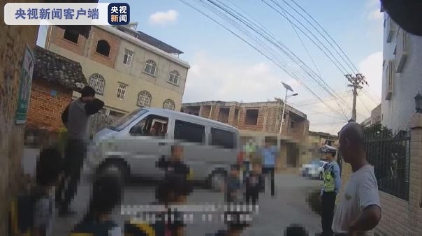 8座黑校車塞進(jìn)26人，幼兒園司機(jī)、園長(zhǎng)被起訴