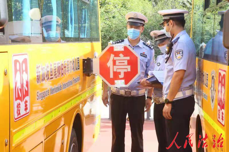 陜西省咸陽市渭城交警為校車“體檢” 確保校車“健康”上路