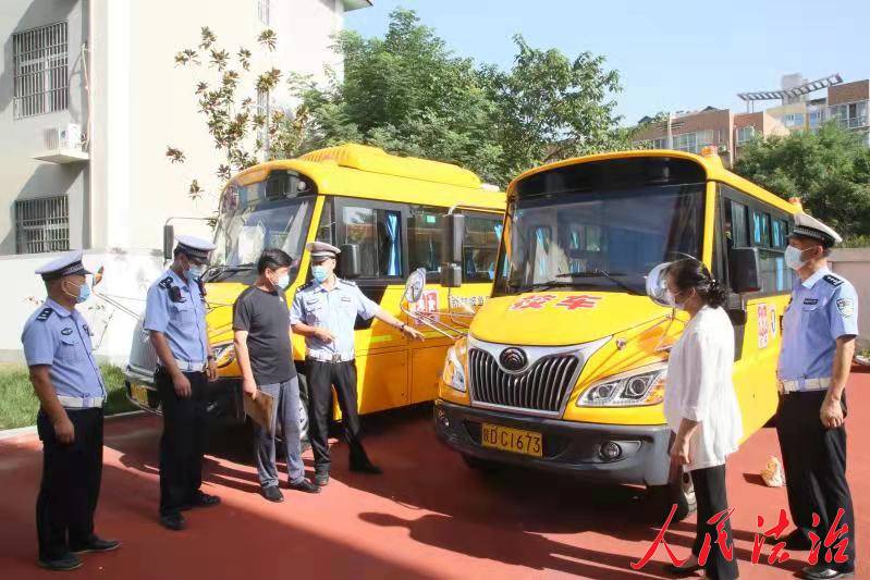 陜西省咸陽市渭城交警為校車“體檢” 確保校車“健康”上路