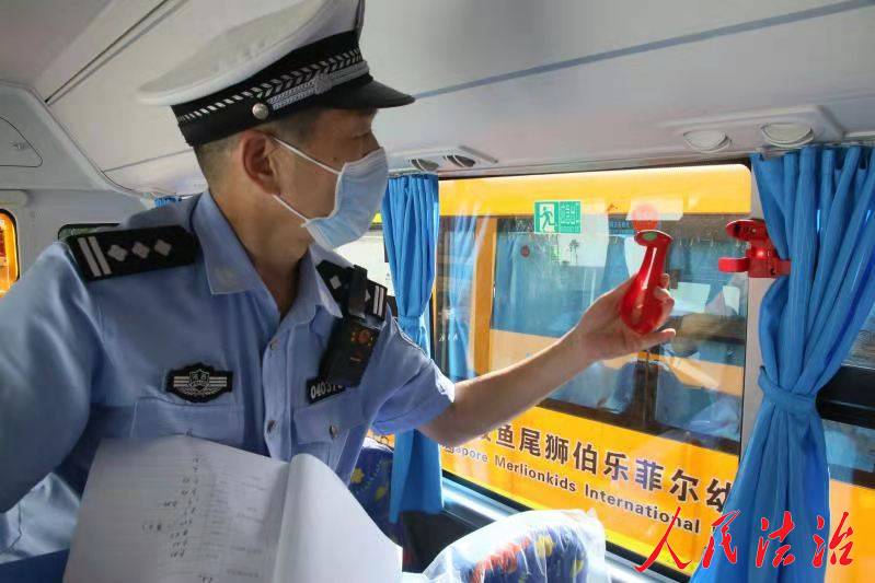 陜西省咸陽市渭城交警為校車“體檢” 確保校車“健康”上路