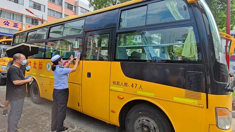 “一車一碼”來了！清遠1297輛校車貼上“定制身份證”