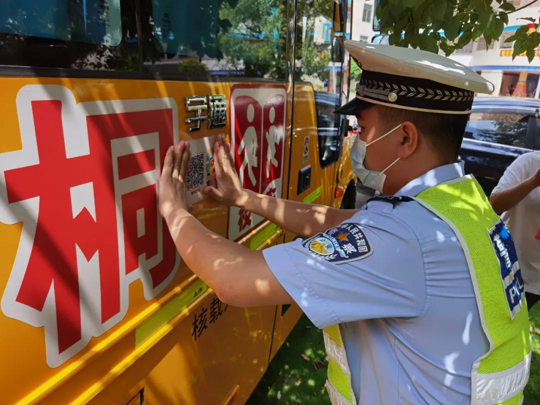 “一車一碼”來了！清遠1297輛校車貼上“定制身份證”