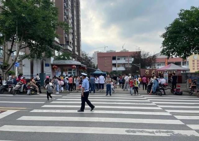 我為群眾辦實事 開學季，宜賓屏山公安“護學崗”全面開啟