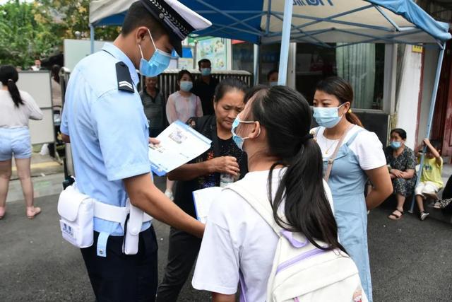 我為群眾辦實事 開學季，宜賓屏山公安“護學崗”全面開啟