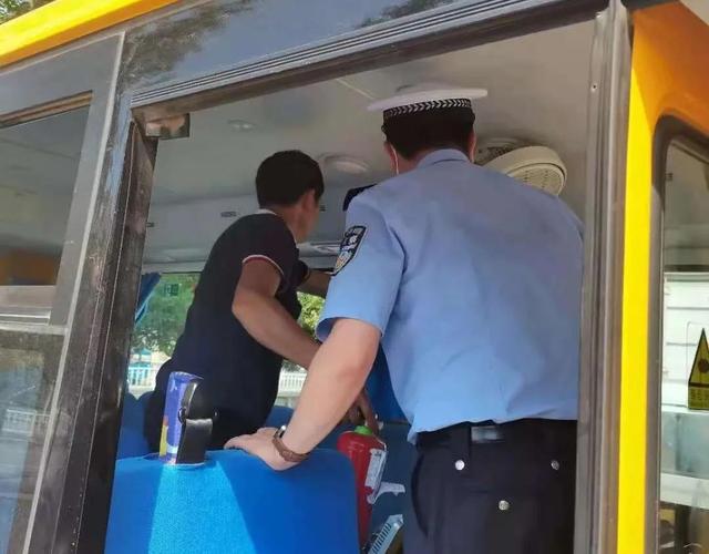 我為群眾辦實事 開學季，宜賓屏山公安“護學崗”全面開啟