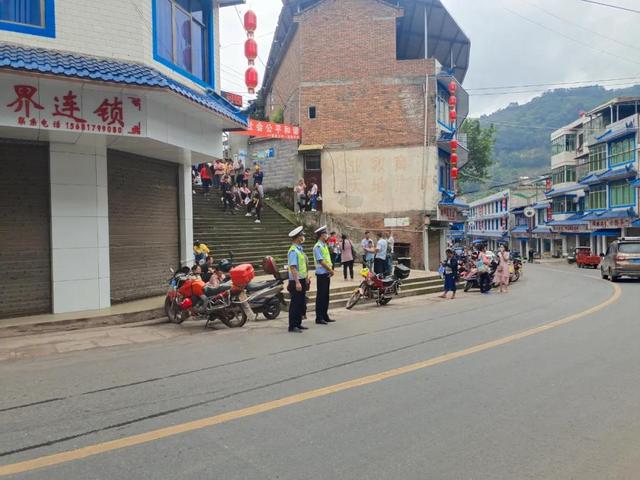 我為群眾辦實事 開學季，宜賓屏山公安“護學崗”全面開啟