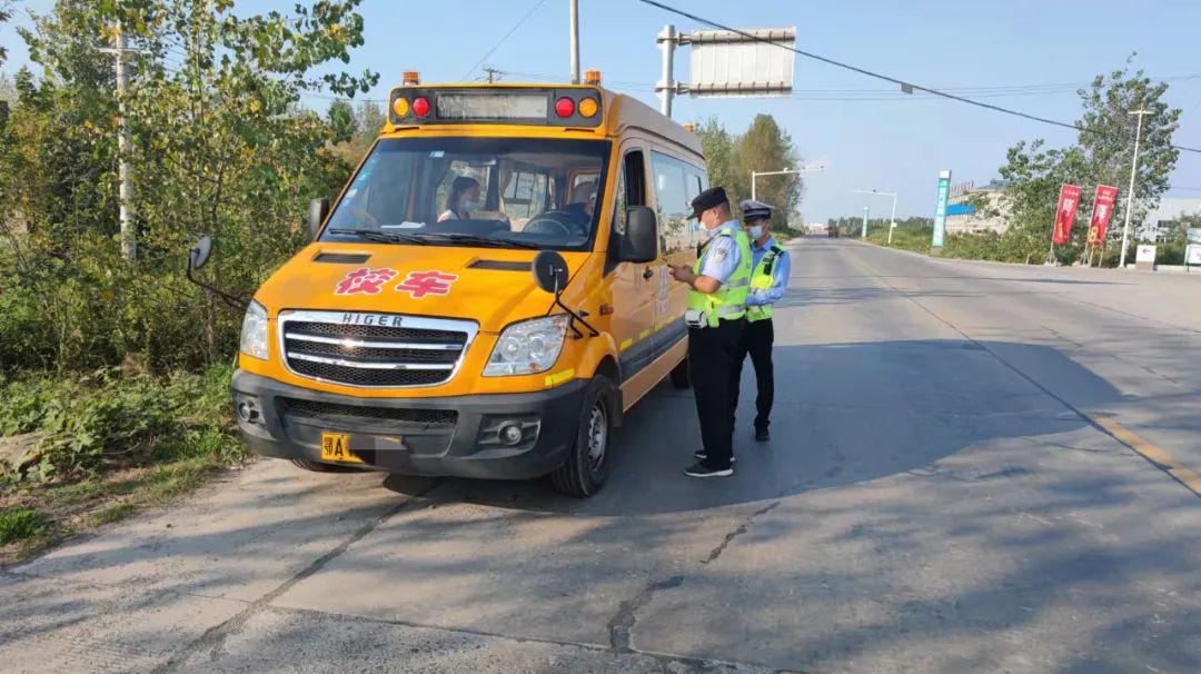 校車“越界”行駛交警緊急“叫停”
