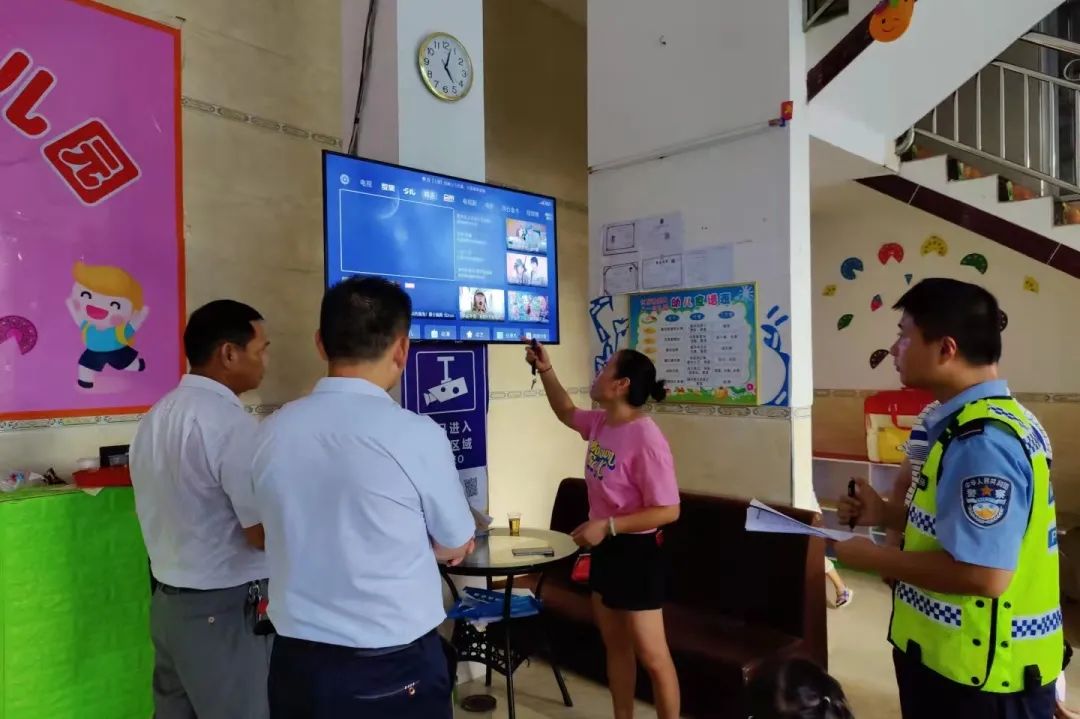 藤縣交警化身“醫生”為校車“體檢”，讓車輛“健康上路”