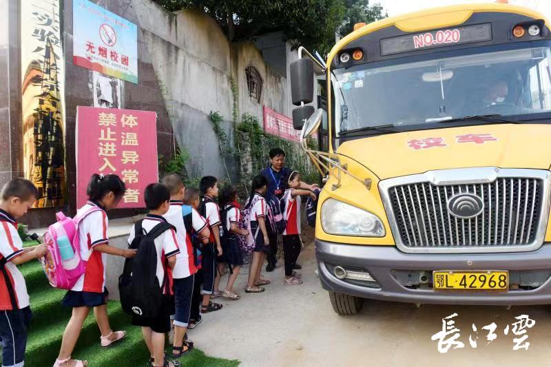 “我要安全”！這個山區(qū)縣1.2萬中小學生坐上智慧校車