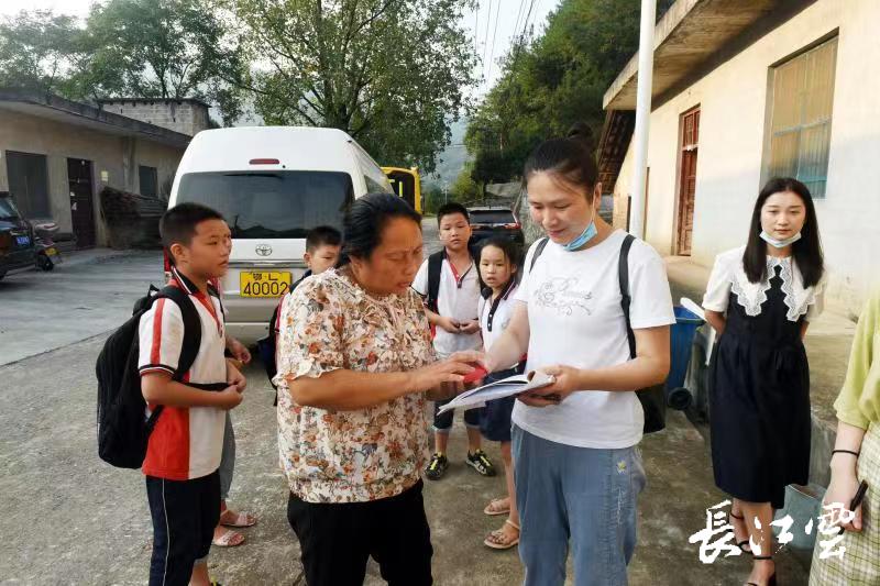 “我要安全”！這個山區(qū)縣1.2萬中小學生坐上智慧校車