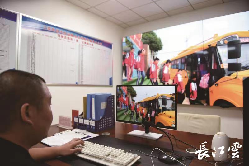 “我要安全”！這個山區(qū)縣1.2萬中小學生坐上智慧校車