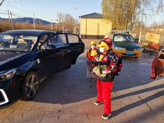 雪后,“專屬校車”接山村娃上學 雪后,“專屬校車”接山村娃上學