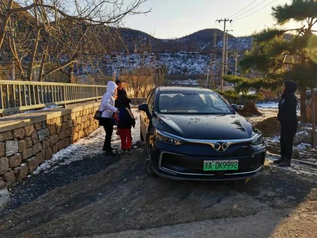 雪后,“專屬校車”接山村娃上學 雪后,“專屬校車”接山村娃上學