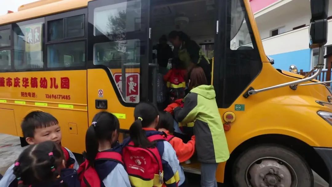 四川廣安引進46輛校車“解決農村幼兒入園乘車難”問題