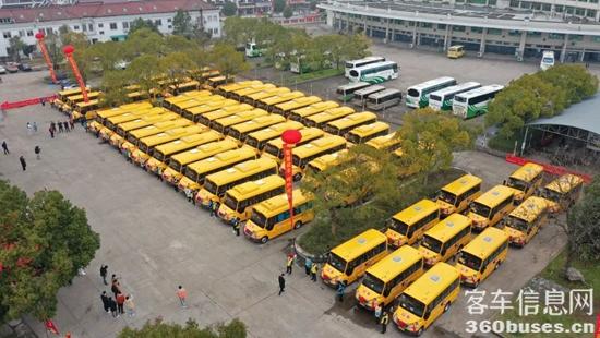 新年開跑,56輛宇通校車開啟龍游縣“校車時代”! 4.jpg