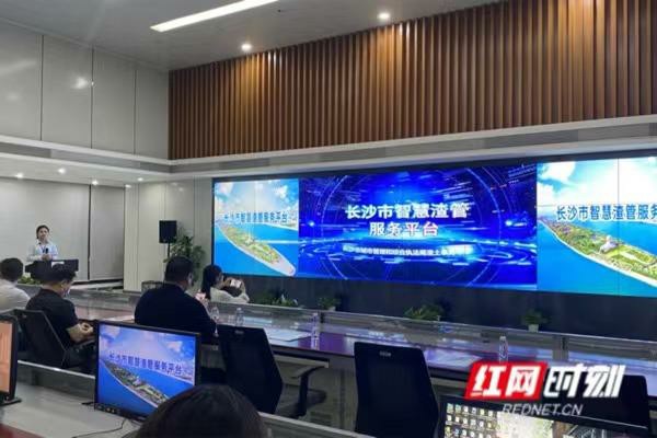 治頑記丨北斗系統(tǒng)巡校車(chē)、“一車(chē)一碼”查渣土車(chē),科技助力長(zhǎng)沙治頑 治頑記丨北斗系統(tǒng)巡校車(chē)、“一車(chē)一碼”查渣土車(chē),科技助力長(zhǎng)沙治頑