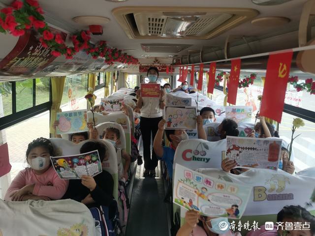 “大鼻子”校車里慶雙節 “大鼻子”校車里慶雙節