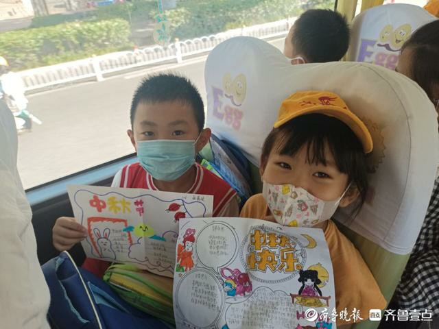 “大鼻子”校車里慶雙節 “大鼻子”校車里慶雙節