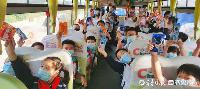 “大鼻子”校車里慶雙節 “大鼻子”校車里慶雙節