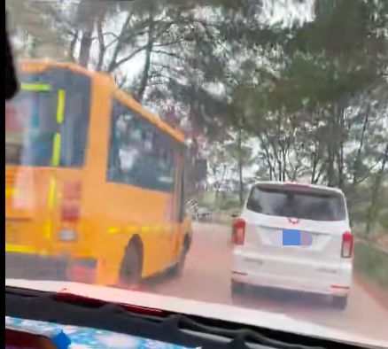 梧州市藤縣太平鎮一校車彎道超車，網友：把別人的孩子當兒戲