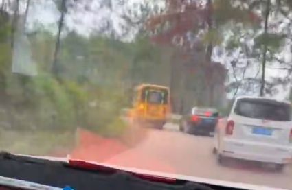 梧州市藤縣太平鎮一校車彎道超車，網友：把別人的孩子當兒戲