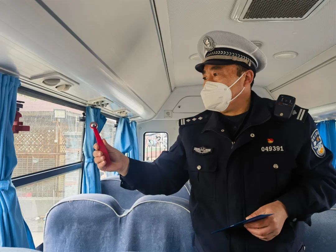 覆蓋48所學校171輛校車,松江交警開展校車安全“大體檢” 覆蓋48所學校171輛校車,松江交警開展校車安全“大體檢”