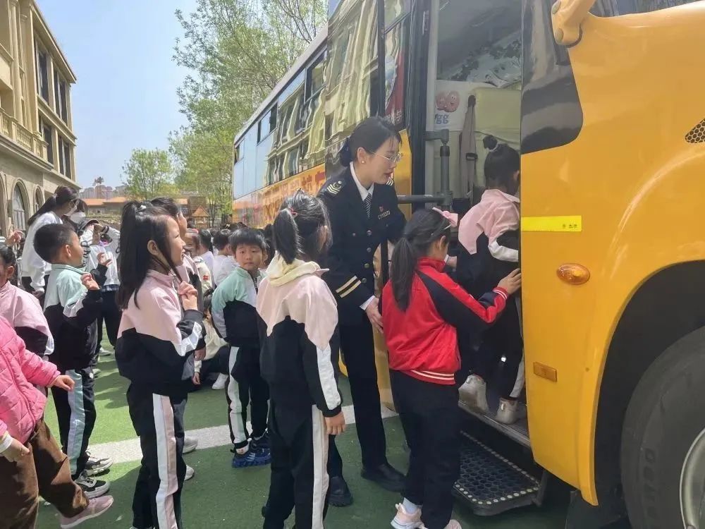 幼小銜接 溫馨體驗 | 溫馨校車嶗山分公司聯(lián)合金川路幼兒園開展“專業(yè)校車初體驗”活動 圖片