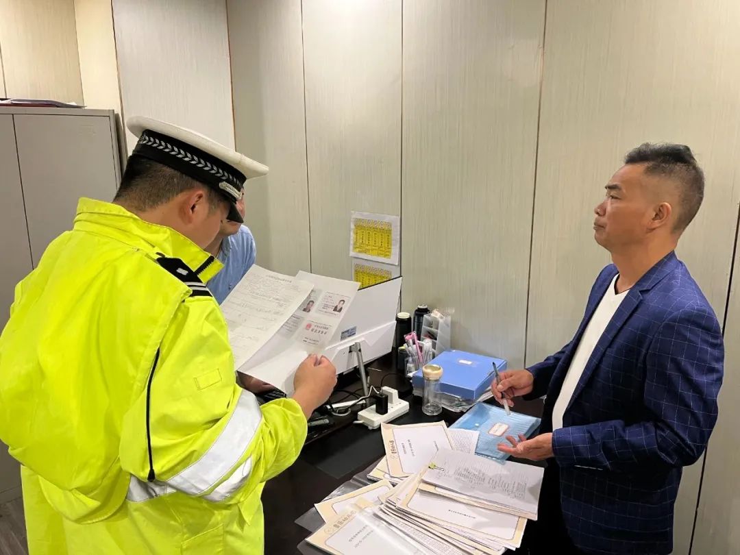 擰緊校車“安全閥” ！遵義交警開展校車安全大檢查！