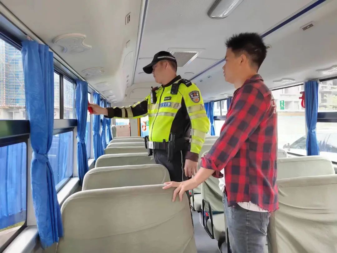 擰緊校車“安全閥” ！遵義交警開展校車安全大檢查！