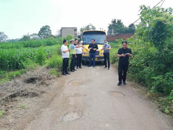 鐘祥：體驗式排查校車運營線路安全隱患