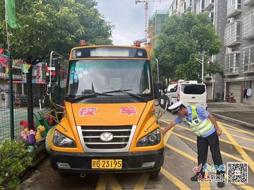 柴桑公安交警統一封存暑假停運校車/ 柴桑公安交警統一封存暑假停運校車