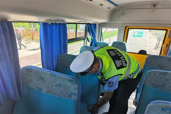 用心護航,與愛“童”行——阿勒泰市交警開展校車安全大檢查 圖片