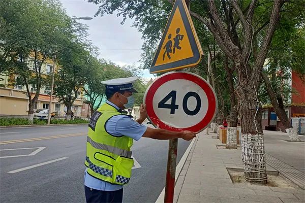 用心護航,與愛“童”行——阿勒泰市交警開展校車安全大檢查 圖片