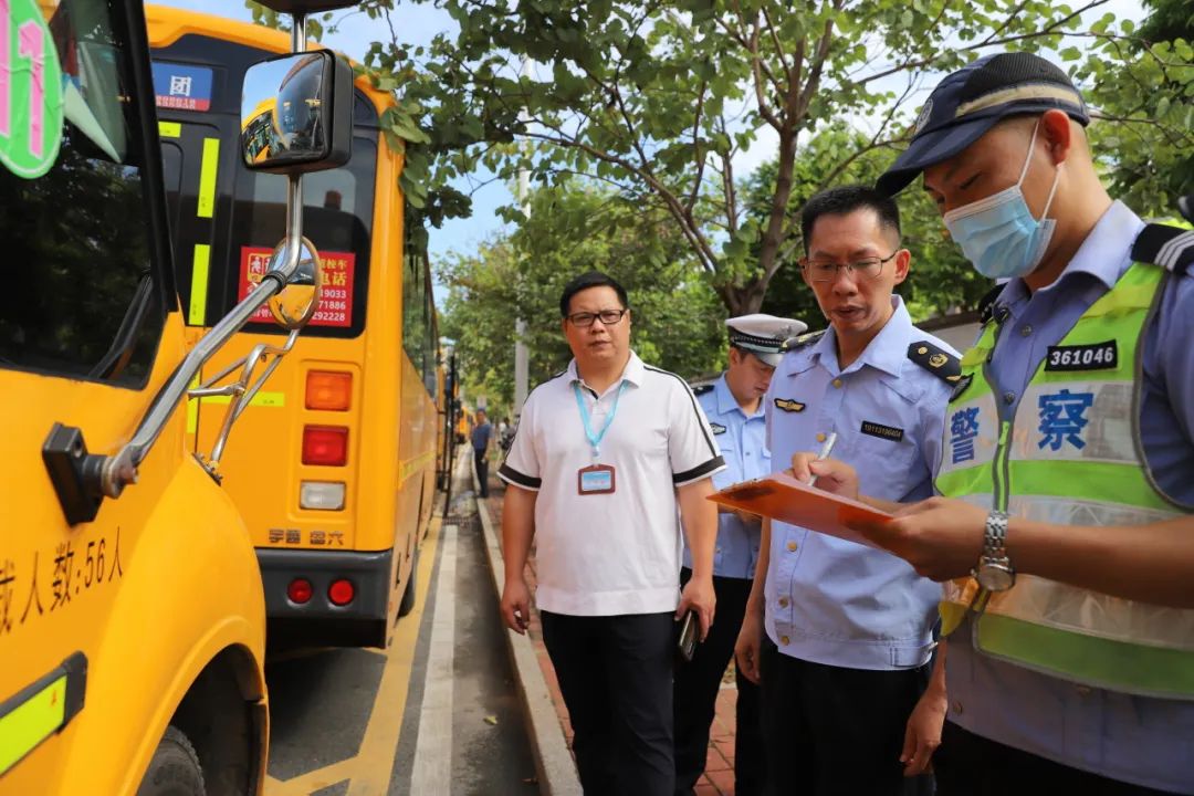 杜絕帶“病”上路!萬江230臺校車集中“大體檢” 杜絕帶“病”上路!萬江230臺校車集中“大體檢”