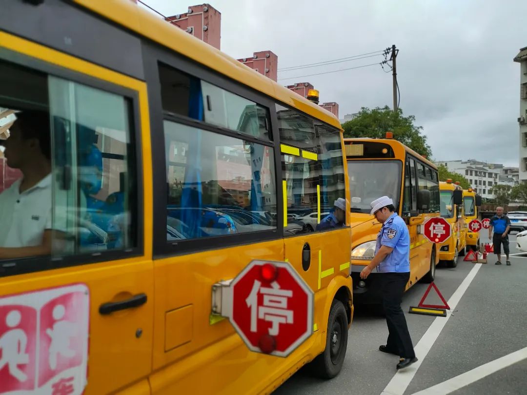 【開學季】 為“神獸歸籠”,郴州公安交警校車安全檢查全面升級 圖片