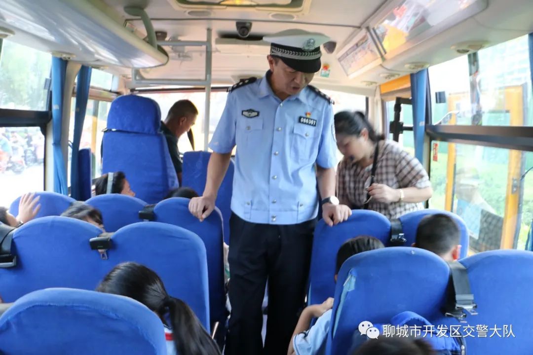 校車“體檢”守安全——開發(fā)區(qū)大隊開展校車安全隱患大排查 圖片