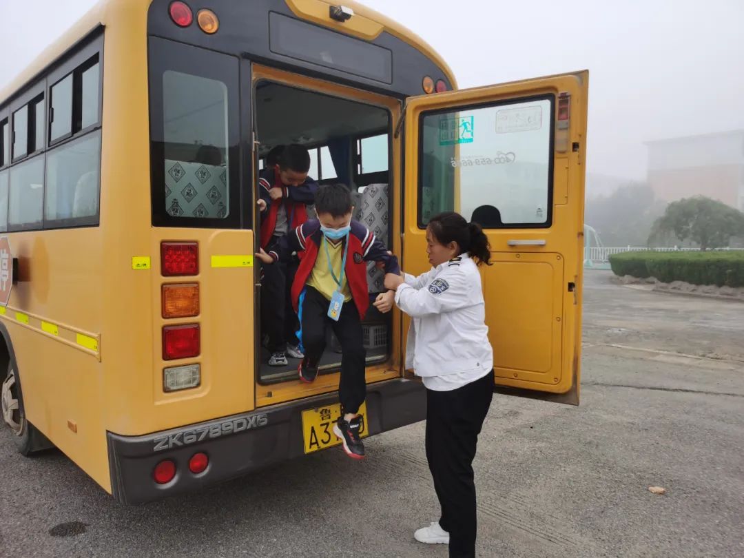 東營市勝利第十二中學開展校車安全應急疏散演練/ 圖片