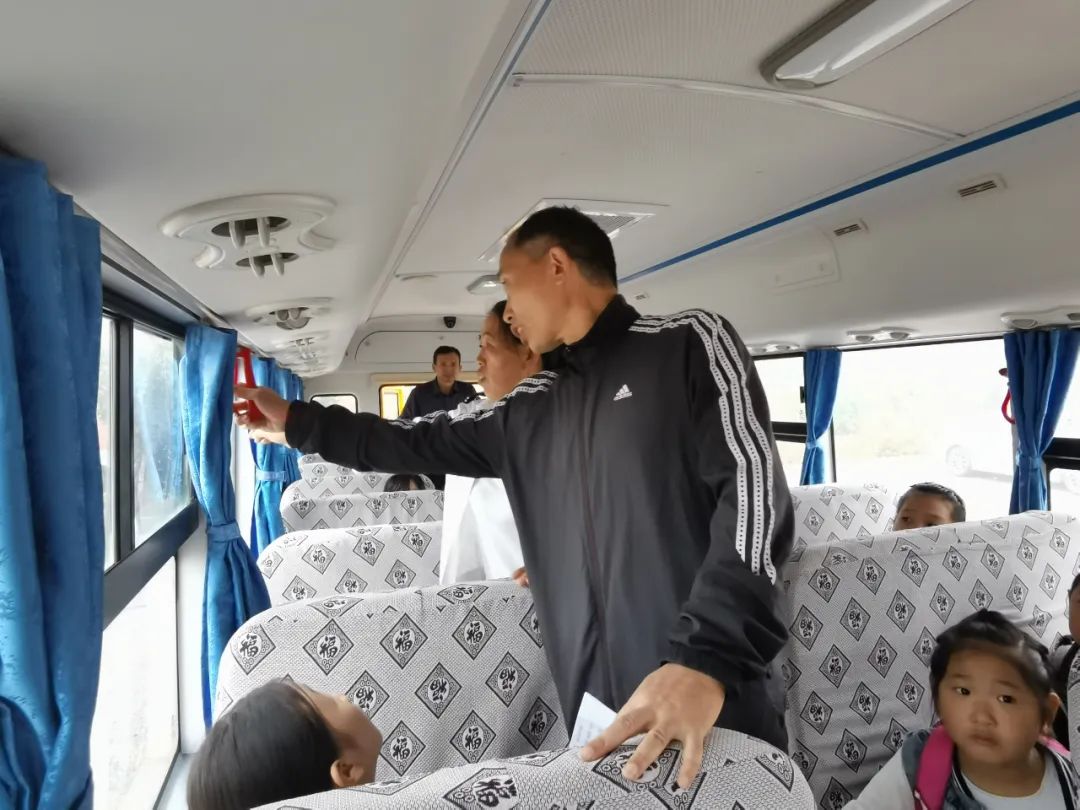 東營市勝利第十二中學開展校車安全應急疏散演練/ 圖片