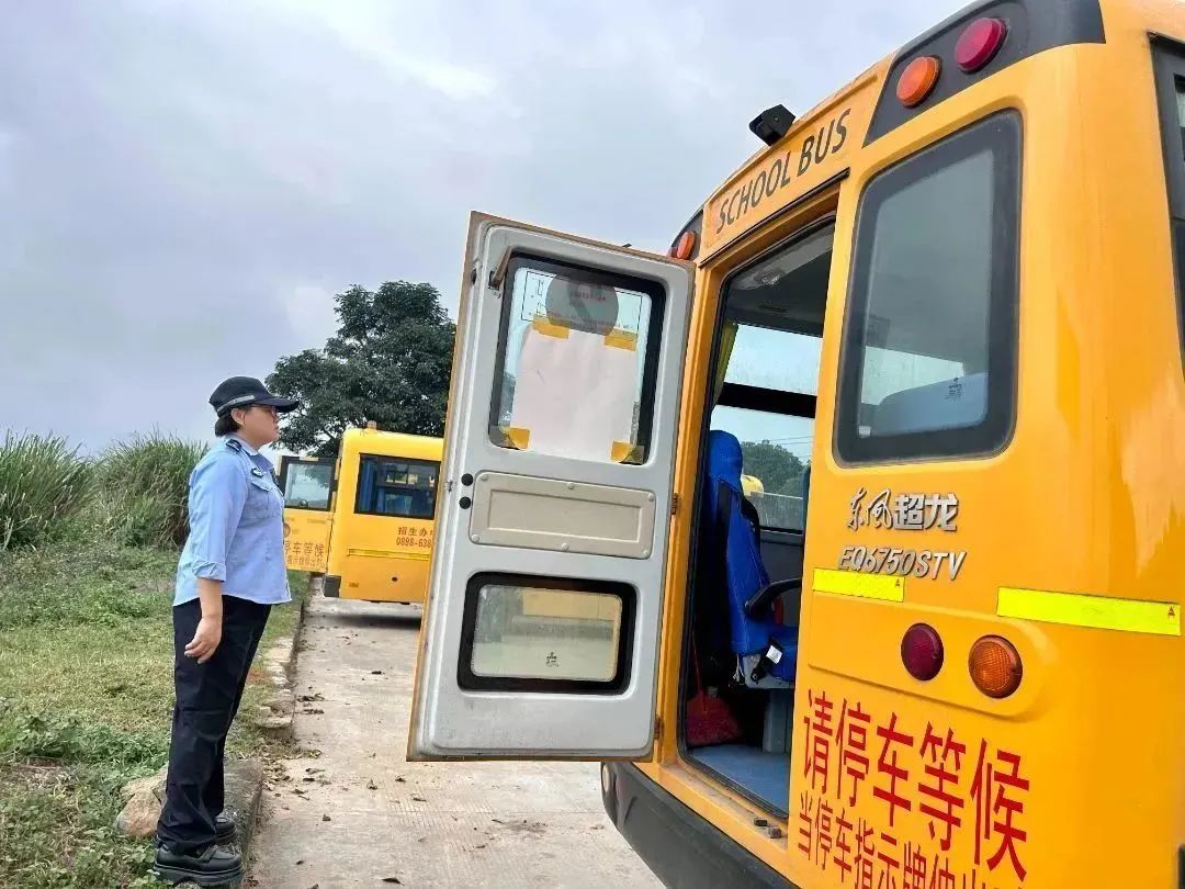 定安公安交警把好校車安全關 護航學生平安路 | “護苗”行動