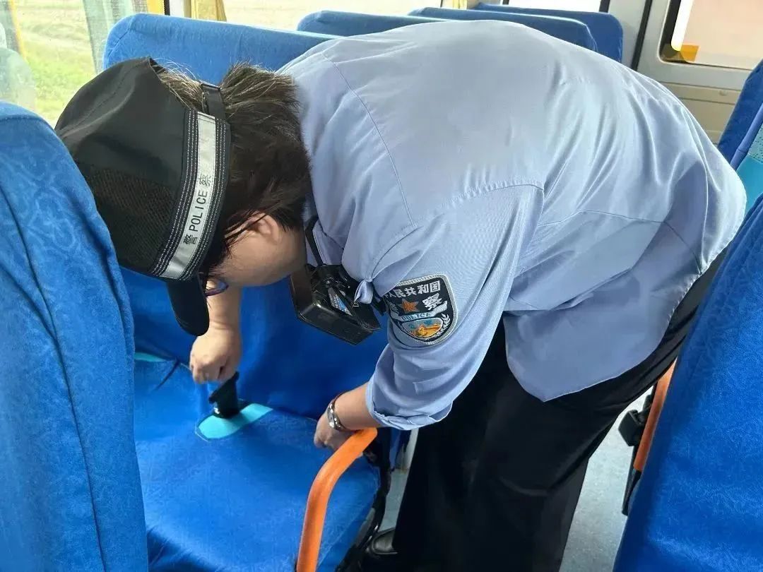 定安公安交警把好校車安全關 護航學生平安路 | “護苗”行動