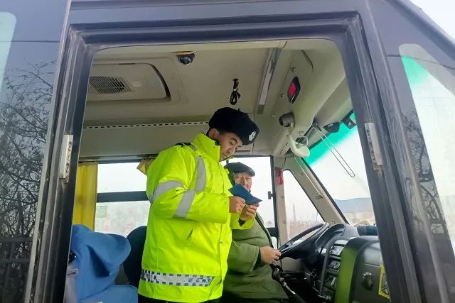 冬季整治丨哈密交警開展校車安全檢查,擰緊冬季校車出行“安全閥” 圖片